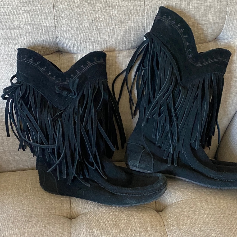 Fringe Black Suede Women's Boots
MANITOBAH MUKLUKS moccasin dancer boot